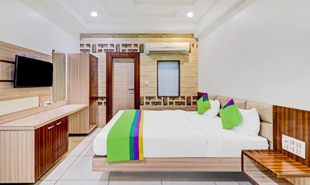 Treebo Taj Dream Hotel Агра Екстериор снимка