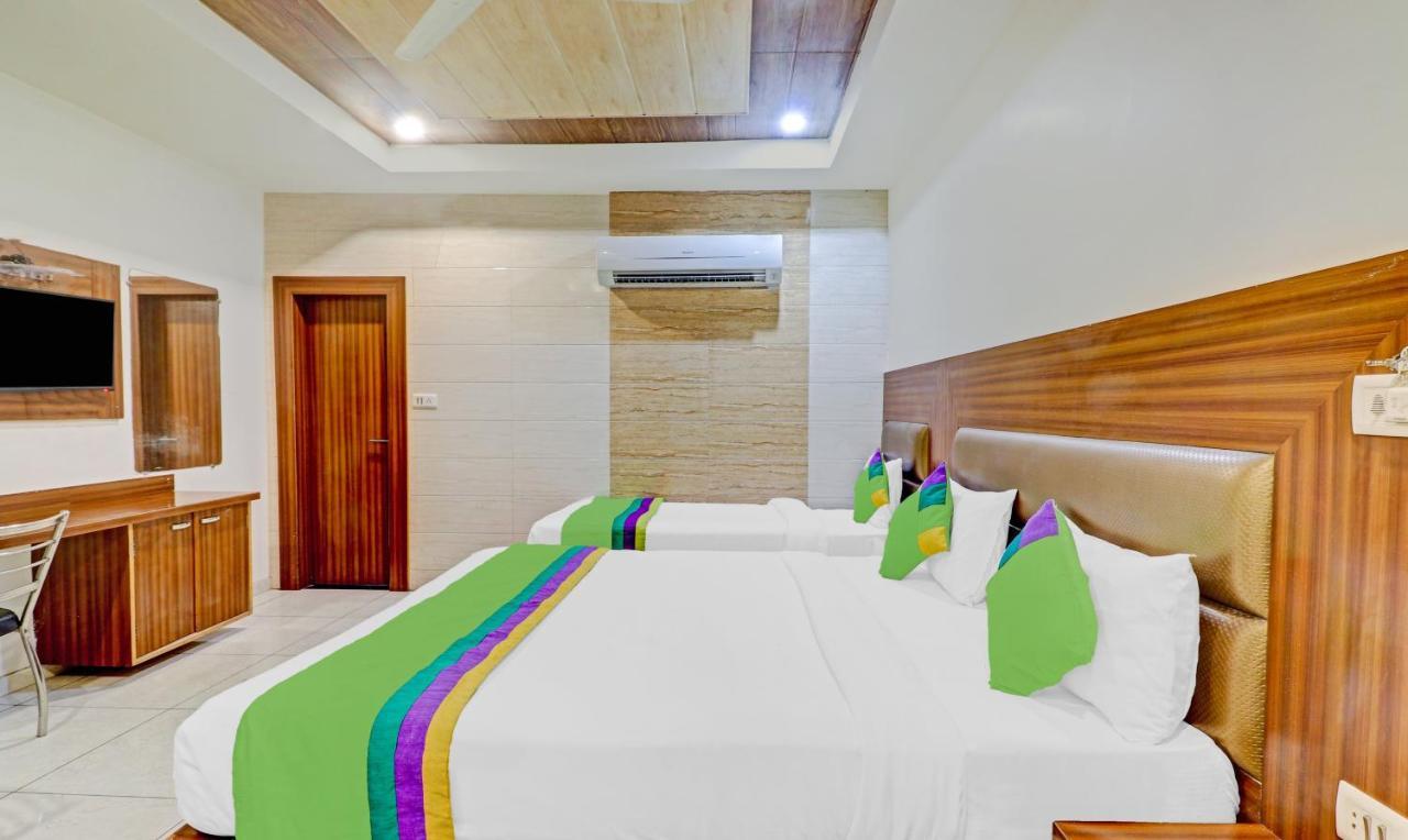 Treebo Taj Dream Hotel Агра Екстериор снимка